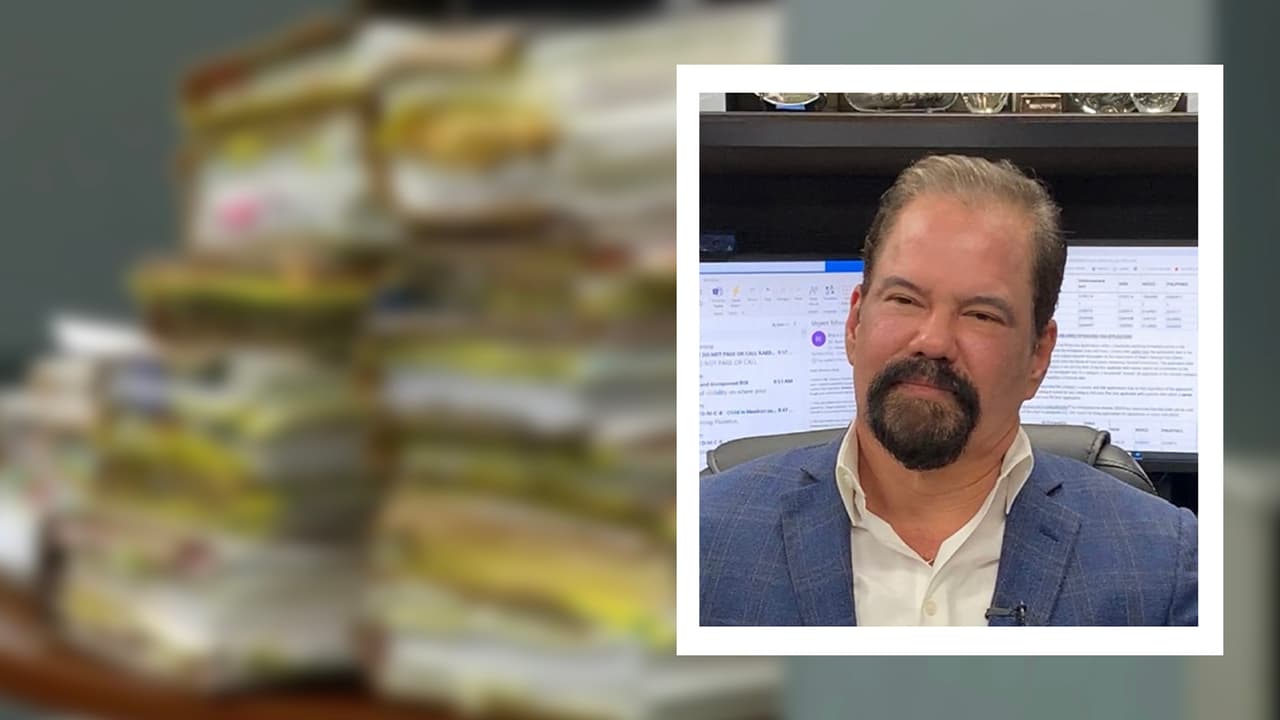 El abogado, Raed González te comparte valiosos consejos si necesitas buscar un abogado de 
<b><a href="https://www.univision.com/local/houston-kxln/inmigracion-que-hacer-policia-indocumentado-fotos" target="_blank">inmigración</a></b> en Texas, ya sea para obtener la residencia permanente, 
<b><a href="https://www.univision.com/local/houston-kxln/consejos-inmigracion-beneficiarios-daca-fotos" target="_blank">DACA,</a></b> un permiso de trabajo, la ciudadanía o la petición de un familiar. Es importante que verifiques que tenga experiencia y esté autorizado por el gobierno.