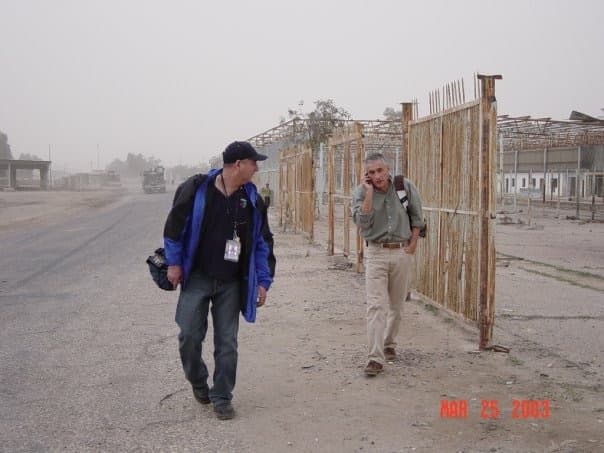 Jorge Ramos y Jorge Soliño en el sur de Irak durante la cobertura de la guerra para Univision.