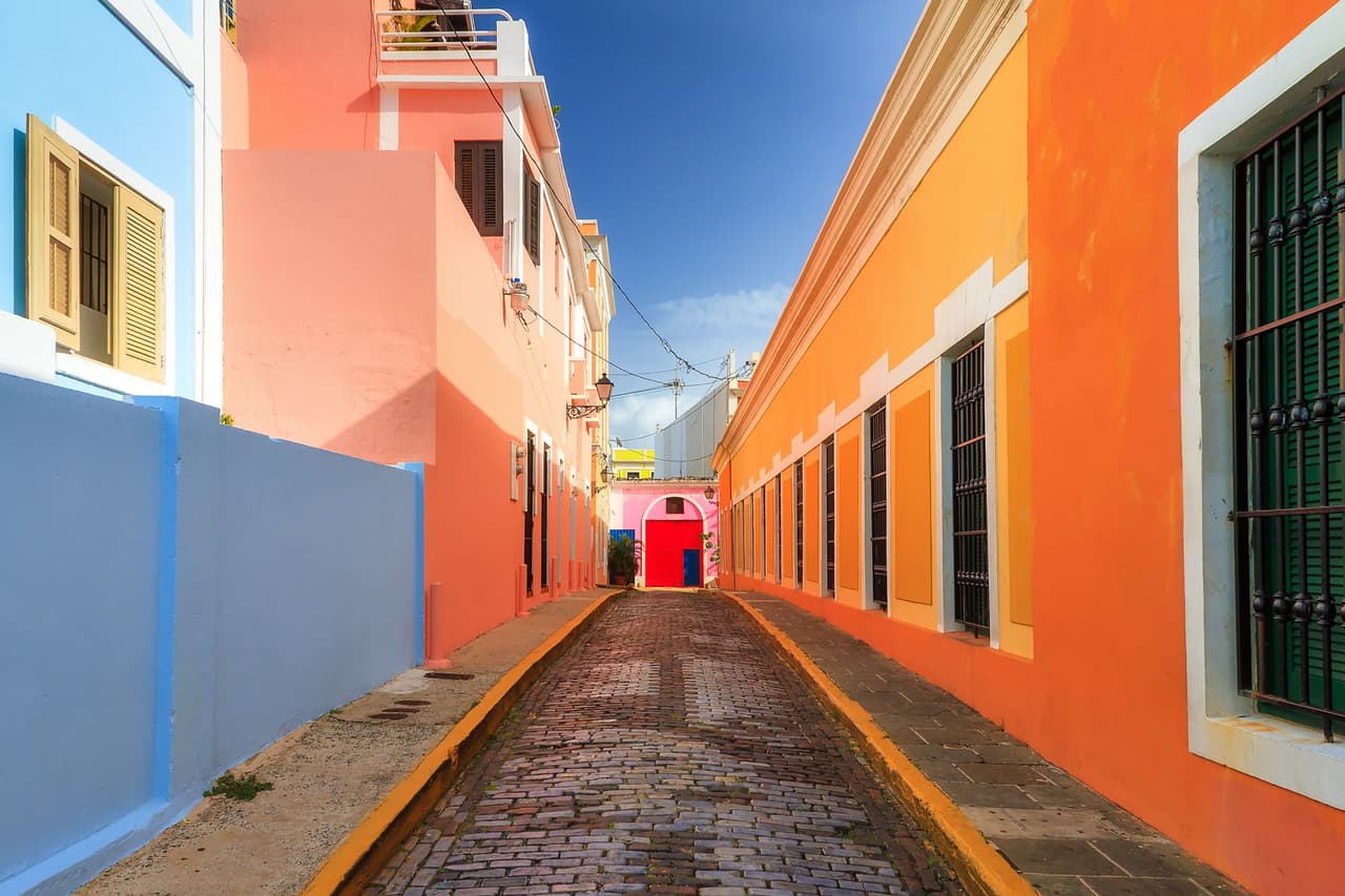 <b>Centro Histórico (San Juan, Puerto Rico)</b>
<br>
<br>El distrito histórico de la capital de la ‘isla del encanto’ derrocha espectaculares construcciones coloniales españolas, y casas centenarias de estilo gótico, renacentista y barroco. Caminar por sus calles es una experiencia inolvidable.
<br>