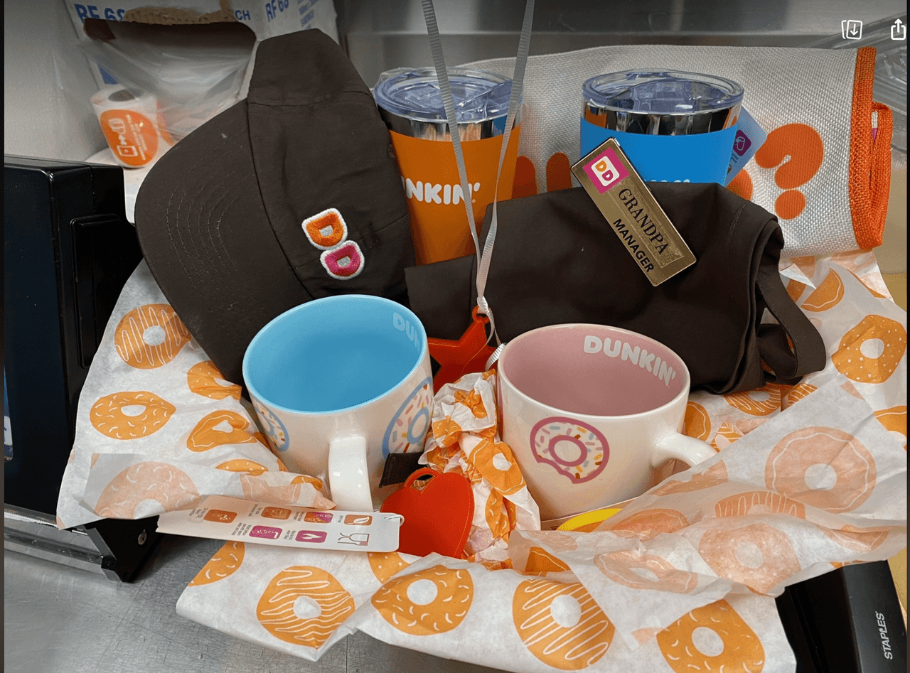 También fue declarado "gerente honorario" del Dunkin' Donuts de Concord. 
<br>