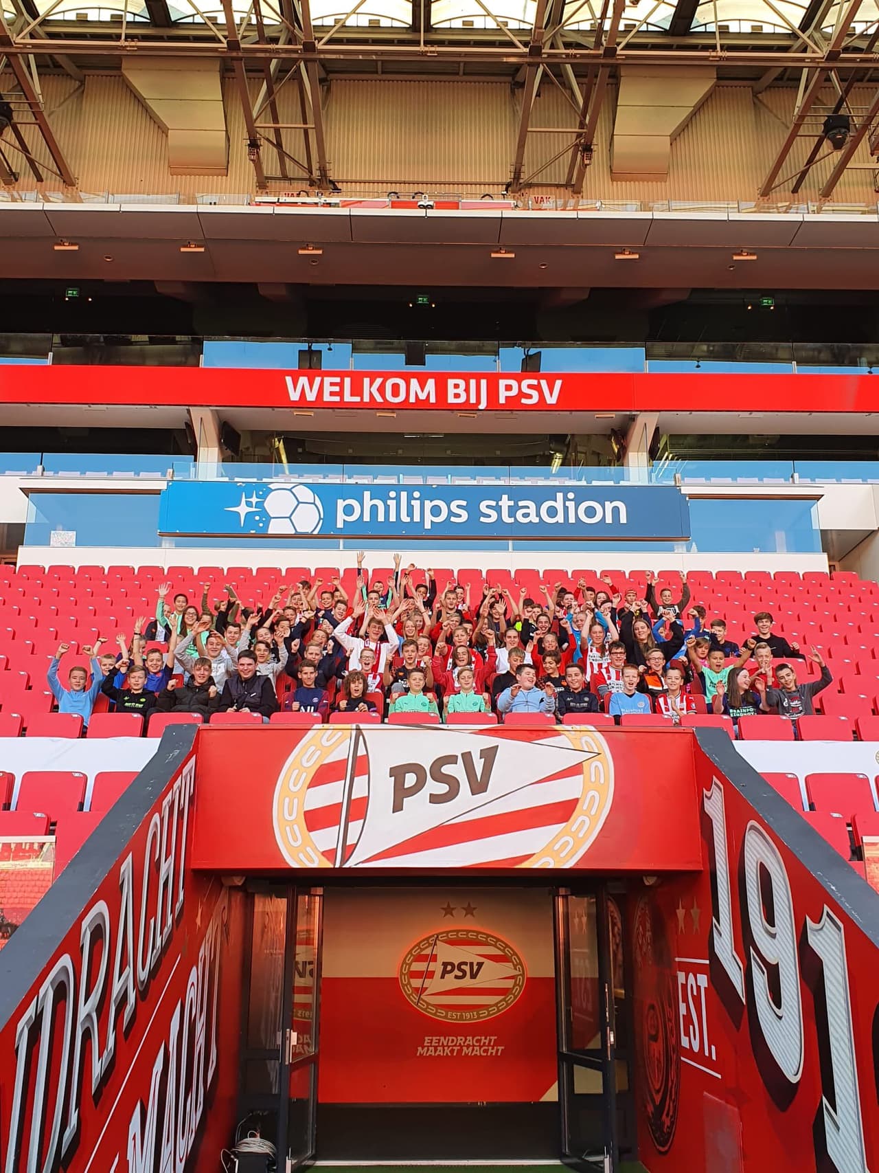 Ajax golea al PSV durante la 10ma fecha de la Eredivisie, donde los locales se impusieron ante los de Eindhoven con goliza 5-0, gracias a los tantos de Berguis (19'), Haller (56'), Anthony Dos Santos (66'), Klaassen (76') y Tadic en minutos agregados. Edson Álvarez fue titular, mientras que el 'Guti' Galaviz entro de cambio.