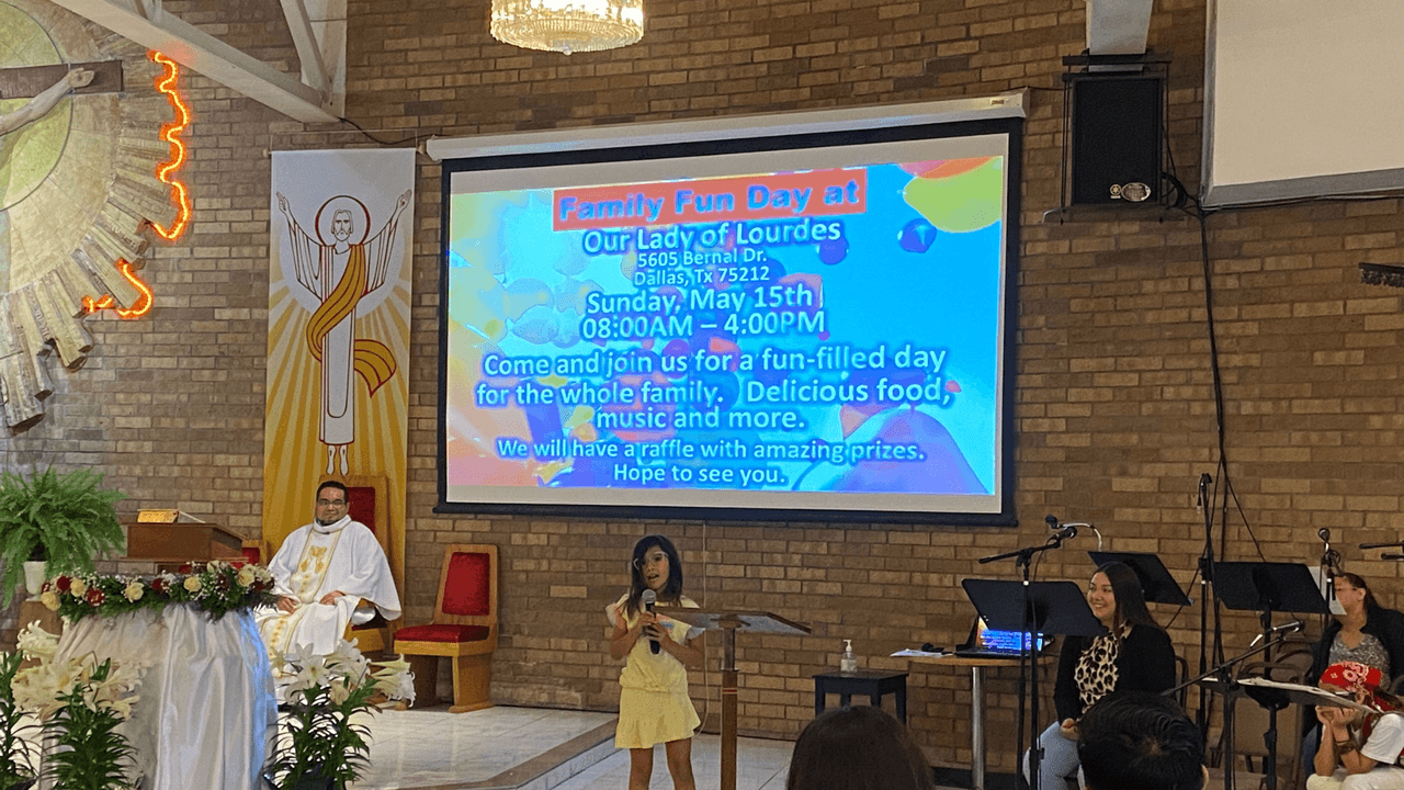 Isabella Martin anuncia durante la misa del domingo que vende limonada afuera.