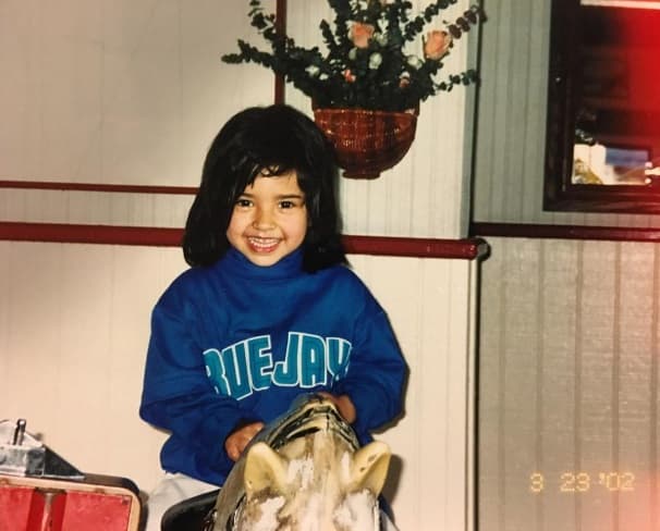 Así es, esta es Becky G y su sonrisa la delata. No cabe duda, ella sí que conserva un gran parecido al de sus primeros años.