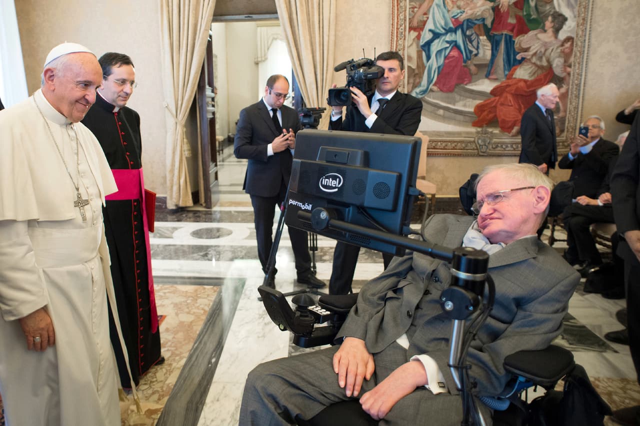 Hawking también fue recibido por en Roma por el Papa Francisco en noviembre de 2016.