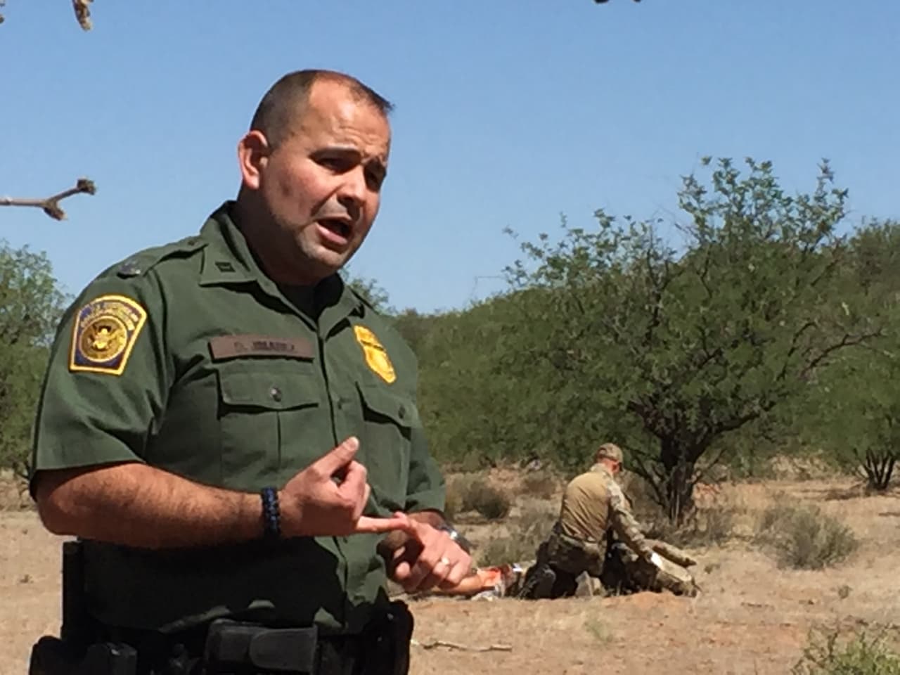 El agente David Jimarez explica el simulacro de rescate.
