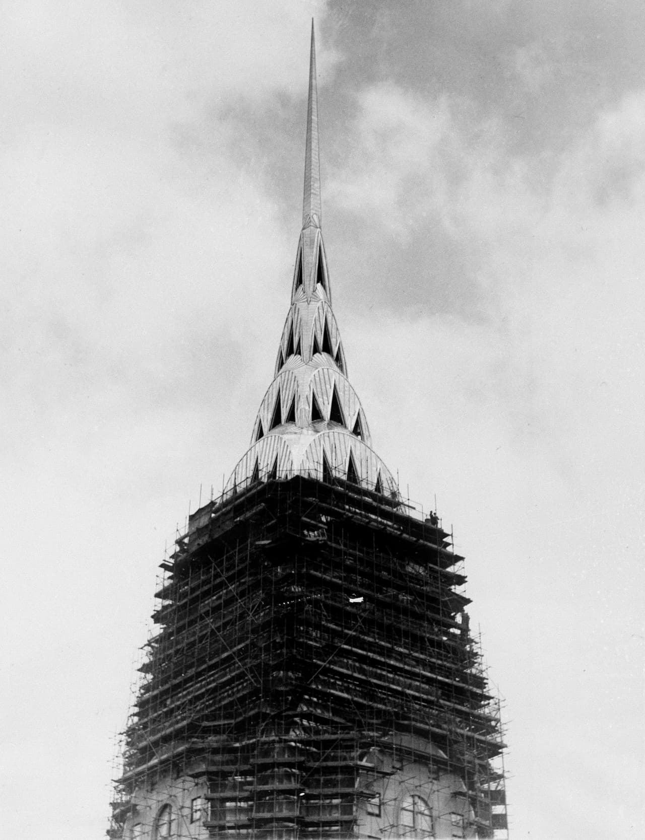 La torre de 77 pisos esta construida con ladrillos y está revestida de acero inoxidable. Fue brevemente la construcción más alta del mundo cuando fue terminada en 1930. La fotografía fue tomada ese año, un poco antes de finalizar la obra.