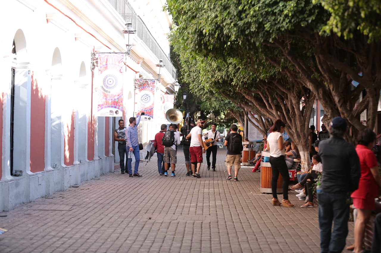 La música no puede faltan en la Plazuela Machado.