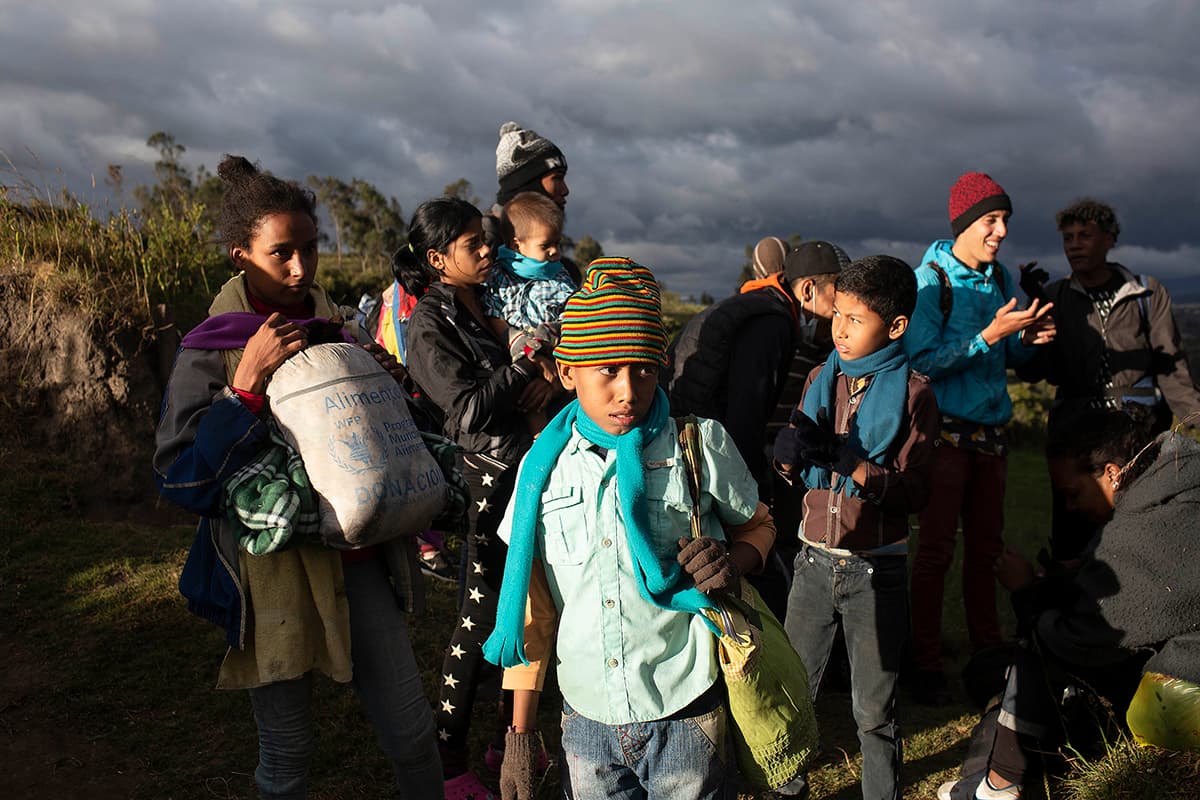 Hay muchos grupos de mujeres y niños, que quieren juntarse con los familiares que se marcharon antes. 
<br>