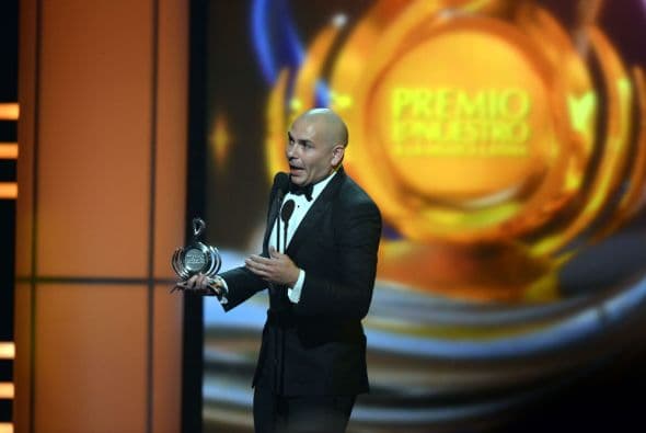 A un lado de Mar estaba Pitbull listo para entregarle su Premio a la Excelencia.
