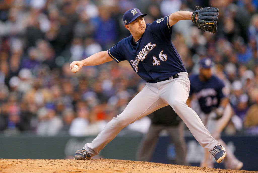 En el quinto inning, para sacar el último tercio, entró a relevar a MIley el relevista Corey Knebel, quien ponchó a Charlie Blackmon para bajar la cortina de la entrada.