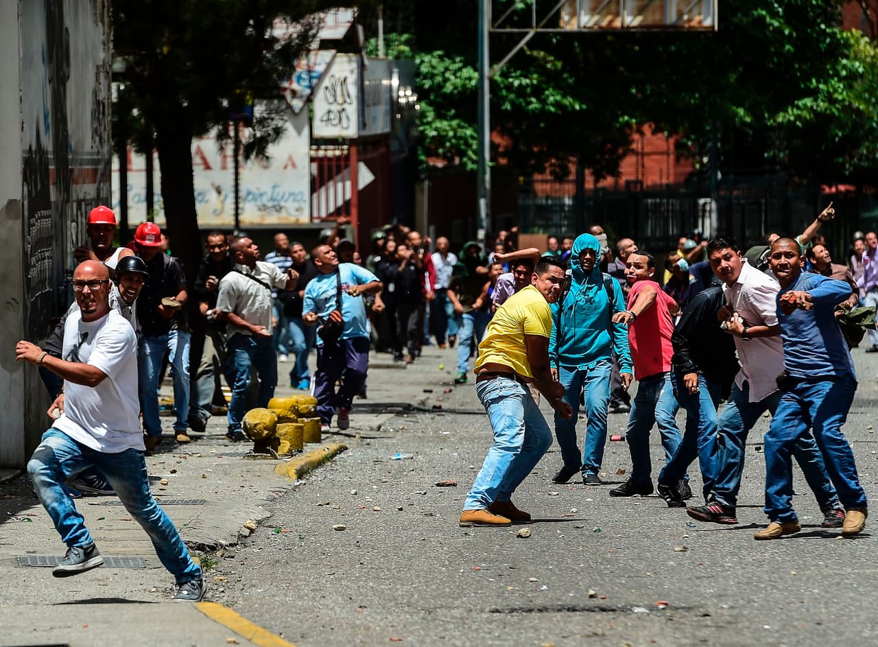 Empleados de la televisora estatal VTV se enfrentan contra un grupo de manifestantes opositores que llegaron hasta las inmediaciones del canal. Nicolás Maduro denunció el incidente como un ataque contra la sede de la televisora y responsabilizó a Carlos Ocariz, alcalde opositor, de los hechos violentos en medio de las vías bloqueadas en el este de Caracas.