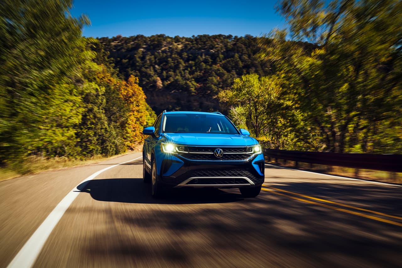 En las variantes de tracción delantera, este motor se encuentra relacionado a una transmisión automática de ocho velocidades, mientras que en las unidades de tracción integral 4Motion está asociado a una transmisión DSG de siete velocidades y doble embrague.