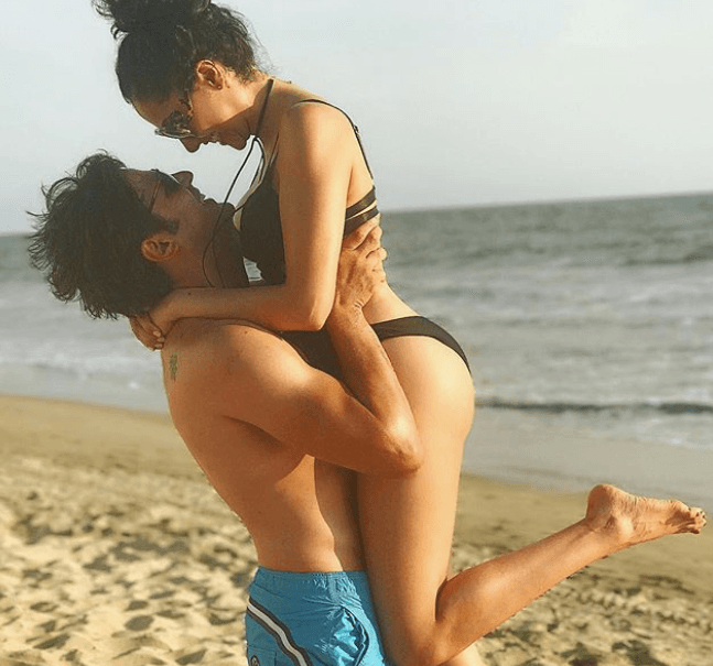 Cynthia Alesco, la mujer que le robó el corazón al actor, publicó la misma foto del compromiso junto a el mensaje “OMG dije que sí, sí, sí y mil veces más sí”.