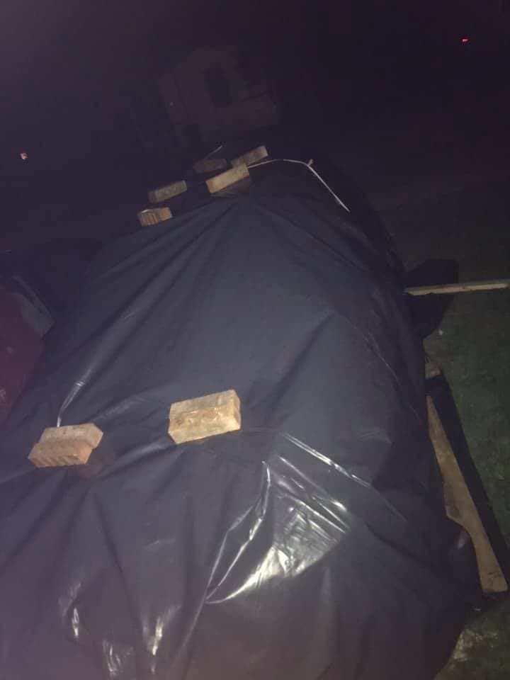 El plástico aguantado con algunos bloques fue la alternativa de este ciudadano.