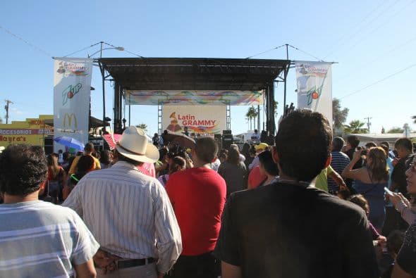 “ Los Canarios de Michoacán” pusieron a bailar a cientos de Arizoneneses en los Latin Grammy Street Parties en Phoenix, quienes no pudieron resistirse al carismático grupo de música regional mexicana, su sonido único del arpa y a sus conocidos sencillos. 