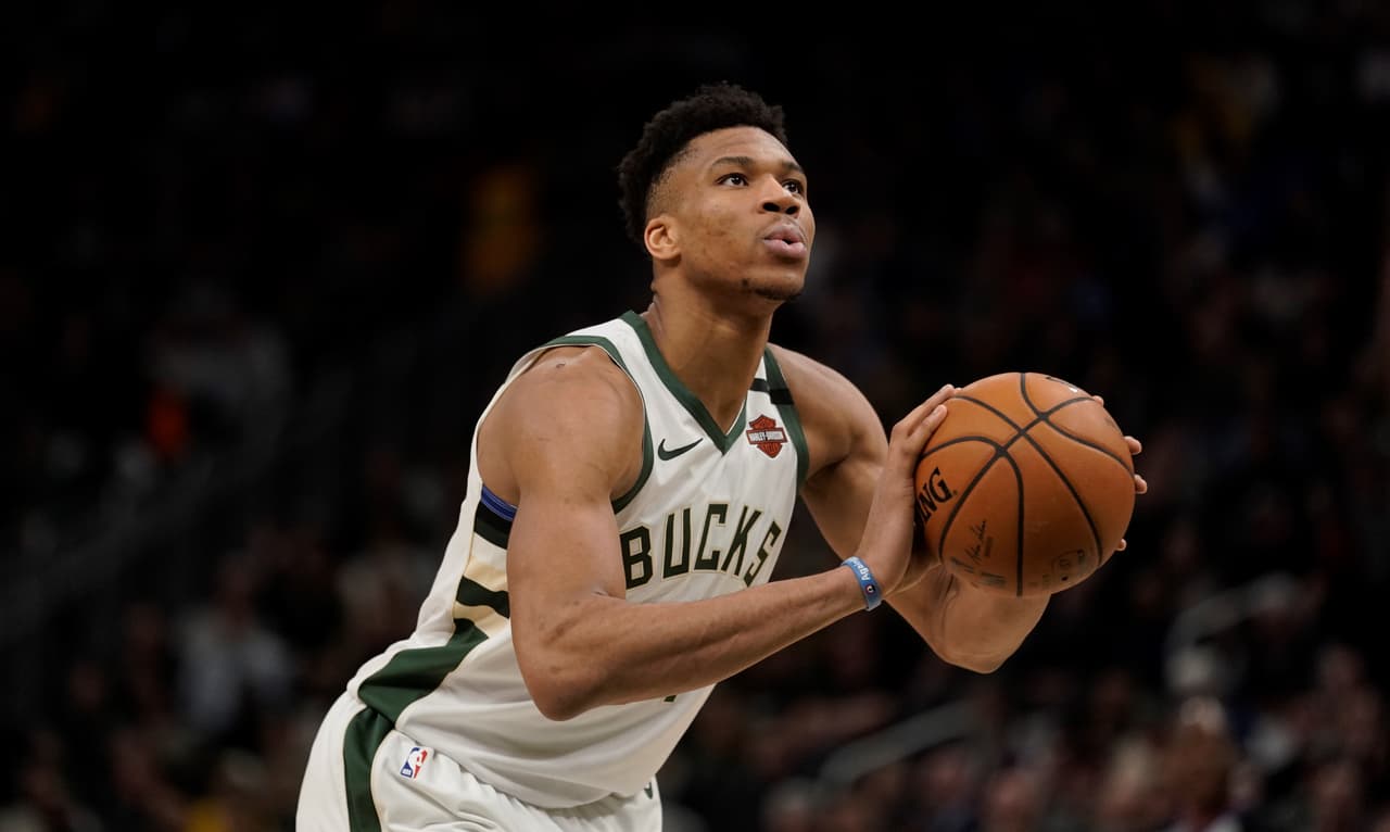 Gran gesto de Antetokounmpo al donar 10 mil mascarillas