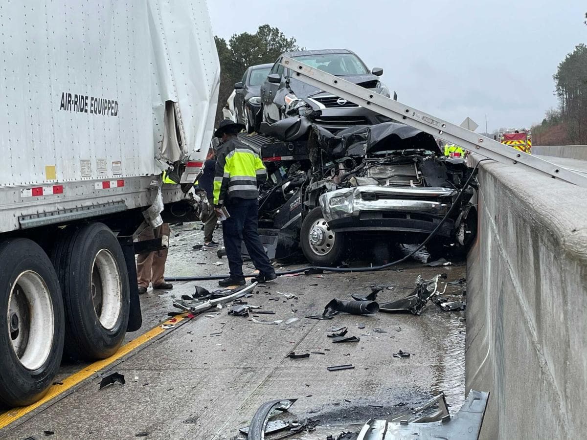 Varios vehículos resultaron completamente dañados.