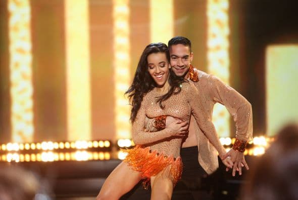 Los sensuales bailes hicieron arder el escenario, pues no cualquiera tiene candela para encender al público.