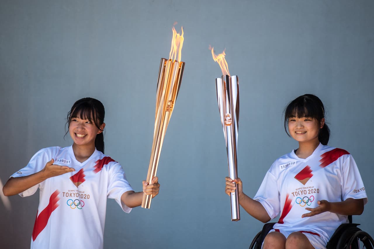 La antorcha olímpica, que encenderá el pebetero mañana en la inauguración, ha recorrido varios puntos de Japón. En esta fotografía del 21 de julio, la llama es es transferida entre dos atletas japonesas durante un acto en la capital.
<br>
<br>El evento será en el nuevo Estadio Olímpico y en esta atípica ocasión solo habrá en las gradas miembros del comité olímpico y unos pocos otros participantes.
<br>