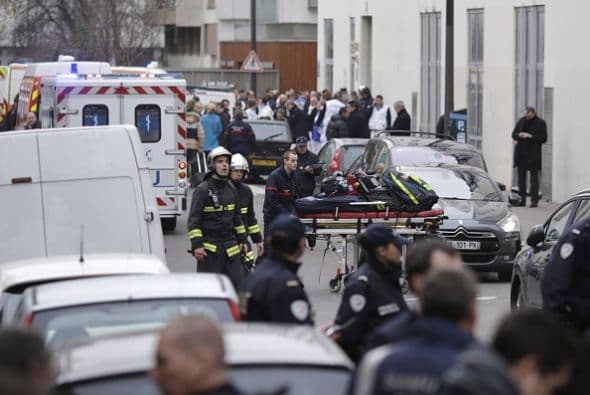 "Se han movilizado todos los medios" para detenerlos y que "sean castigados con la dureza que merece el acto bárbaro que han cometido", declaró Cazeneuve.