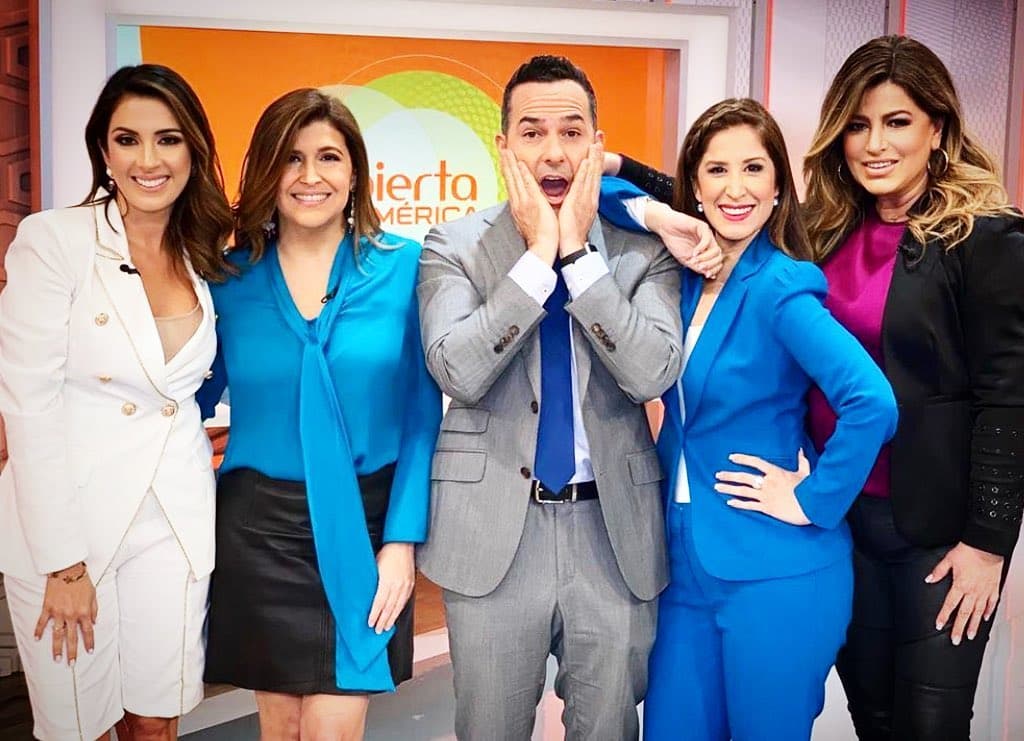 Carlitos estuvo rodeado de bellas en Sin Rollo y así reaccionó.