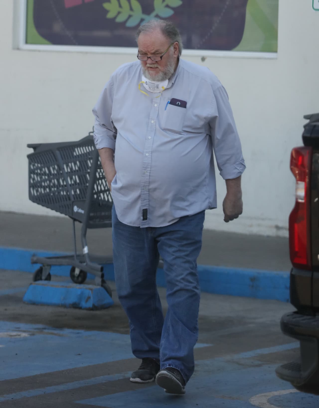 Al papá de la duquesa se le vio 
<b><a href="https://www.univision.com/local/san-francisco-kdtv/n95-quirurgicas-o-de-tela-te-explicamos-el-debate-sobre-la-efectividad-de-las-mascarillas-contra-el-coronavirus" target="_blank">portar un cubrebrocas</a></b>, acción que ha sido recomendada por las autoridades sanitarias de ese país. 
<br>