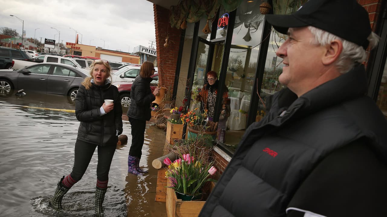 Dos personas revisaron los daños de la inundación.