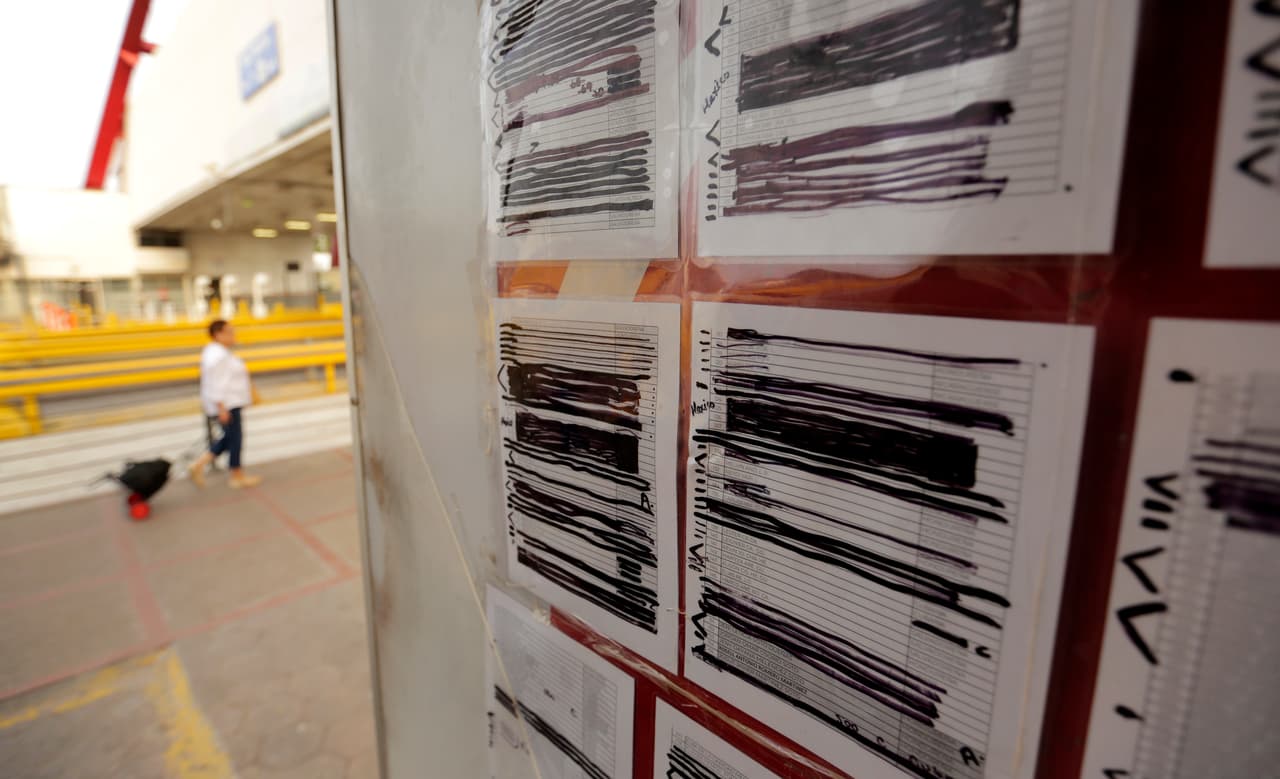 Algunos de los nombres tienen una línea junto a ellos con la palabra "río", lo que significa que es posible que cruzaran hacia EEUU atravesando sin autorización el Río Grande. Hay acusaciones de que algunos funcionarios del gobierno mexicano o los agentes de seguridad en Matamoros cobran para anotar a los migrantes o subirlos en la lista.