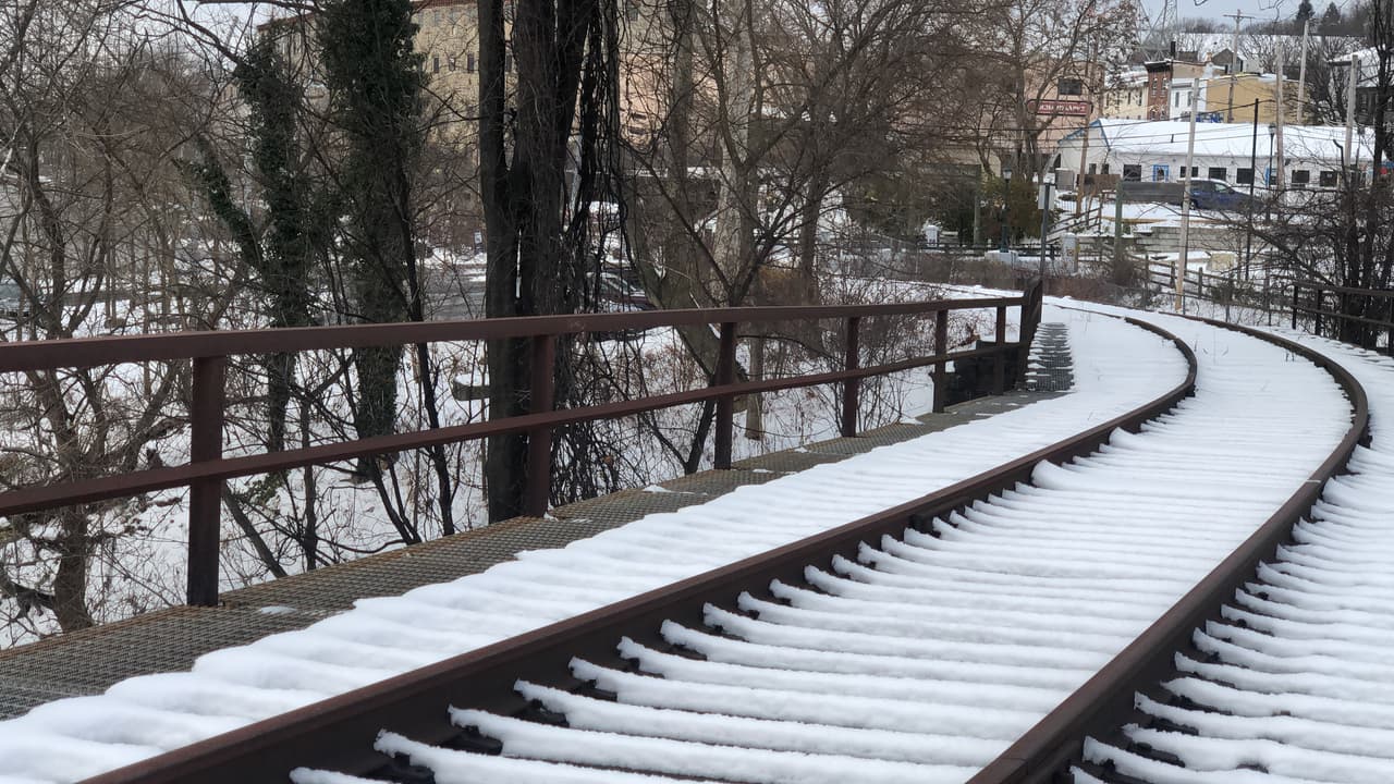 Los rieles en el antiguo puente para el tren sobre el 
<a href="https://www.univision.com/local/philadelphia-wuvp/alerta-en-filadelfia-por-crecida-del-rio-schuylkill-video">río Schuylkill</a> quedaron escondidos por los densos copos de nieve. 
<br>