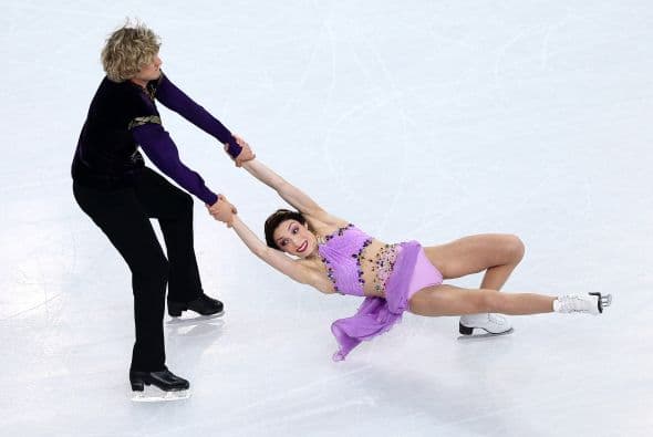 Meryl Davis y Charlie White se han proclamado hoy campeones olímpicos de danza de patinaje artístico en Sochi 2014, una vez disputado el programa libre en el que mantuvieron el liderato que el domingo alcanzaron en el corto. Davis y White, primera pareja de EEUU en ganar un Mundial y que llegaron a Sochi como subcampeones olímpicos, se impusieron en el Palacio Iceberg con 195,52 puntos y un programa largo con música de 'Sherezade", de Nikolai Rimski-Korsakov. Superaron a los defensores del título, los canadienses Tessa Virtue y Scott Moir, que se colgaron la plata con 190,99. El bronce ha sido para la pareja rusa integrada por Elena Ilinykh y Nikita Kapsalapov, con 183,48. Meryl y White llevan 17 años patinando juntos.