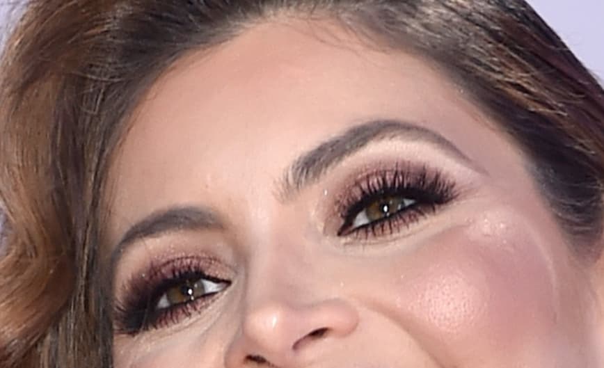 Esta mirada le pertenece a una mujer que ha desfilado en varias ocasiones en la alfombra de Latin GRAMMY. Es fashionista y orgullosamente venezolana.