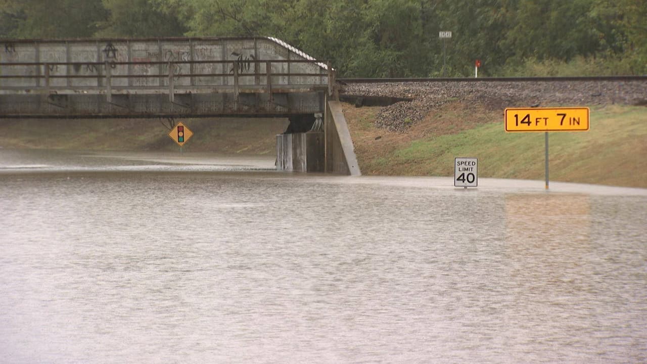 Se mantienen alertas de inundaciones para Fort Worth, Waco, Austin y áreas de San Antonio hasta la mañana del domingo.