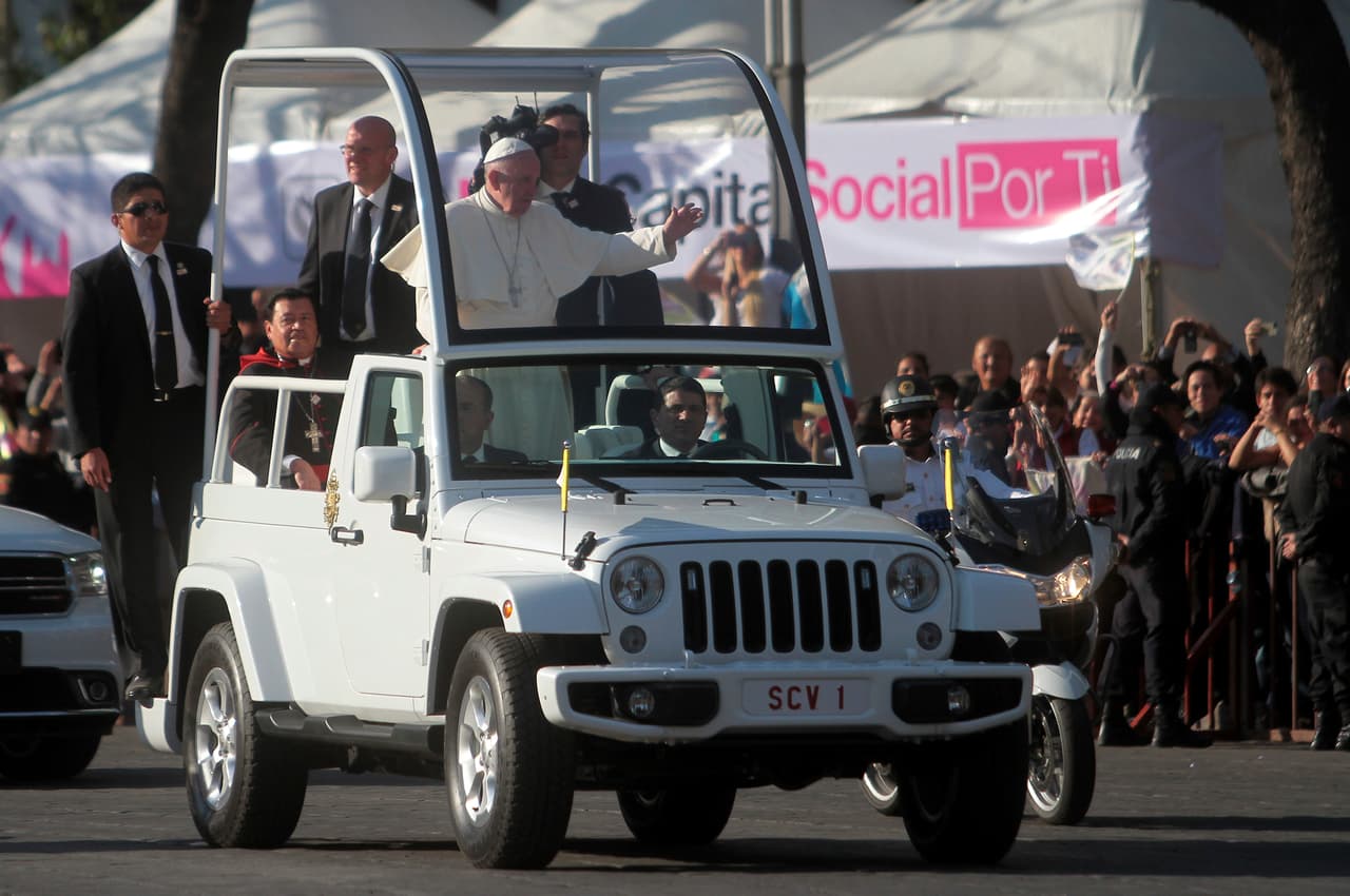 La visita de Francisco I a México fue prolífica en vehículos papales. En esta imagen fechada 14 de febrero de 2016, vemos a Francisco a bordo de un papamóvil basado en el
<b> <a href="http://www.univision.com/noticias/jeep/la-historia-del-jeep-el-recio-soldado-que-paso-a-ser-ciudadano-del-mundo-fotos" target="_blank">Jeep Wrangler</a> </b>en Ciudad de México. Este vehículo fue utilizado por Francisco I también en Filadelfia y en Santiago de Chile.