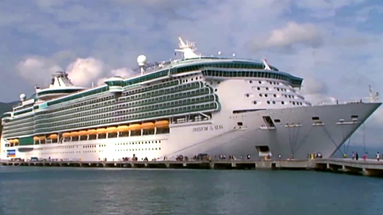 Una niña de 2 años murió al caer desde un crucero cuando su abuelo la tenía en brazos cerca de la ventana