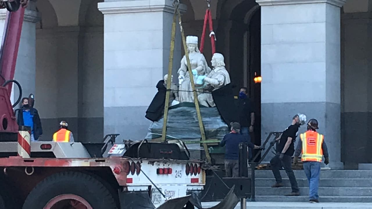 Remueven la estatua de Cristobal Colón y la reina Isabel de la rotonda del Capitolio estatal