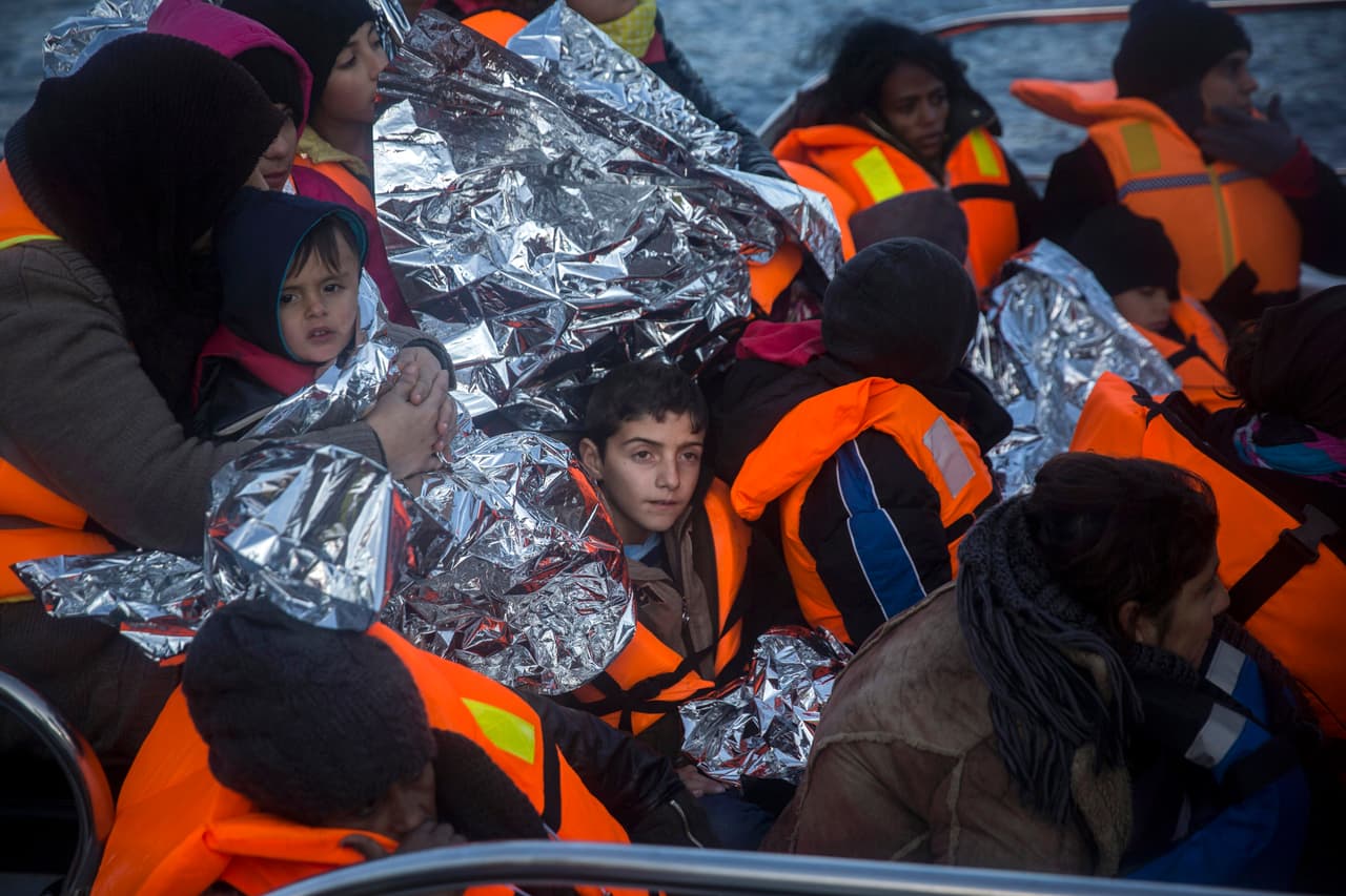 Refugiados y migrantes llegan en un barco de Frontex, la agencia europea de fronteras, tras ser rescatados cerca de la isla griega de Lesbos el viernes 18 de diciembre de 2015. (AP Foto/Santi Palacios)
