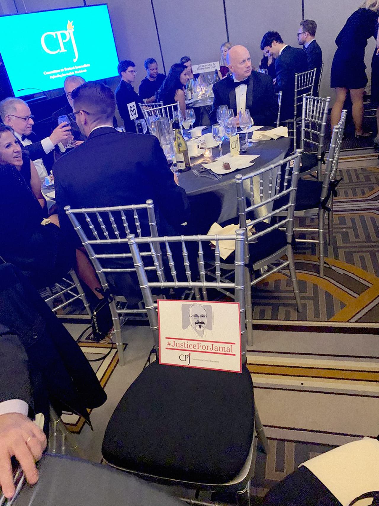 <b>Los organizadores del evento dejaron una silla vacía para conmemorar al periodista saudí Jamal Khashoggi, </b>columnista del diario
<i>The Washington Post</i> y crítico del gobierno de su país, asesinado en octubre de 2018 en Turquía.
<b><a href="https://www.univision.com/san-francisco/kdtv/noticias/asesinatos/la-cia-concluye-que-el-principe-saudita-ordeno-el-asesinato-del-periodista-del-post-jamal-khashoggi">La CIA concluyó en sus investigaciones que el asesinato de Khashoggi </a><a href="https://www.univision.com/san-francisco/kdtv/noticias/asesinatos/la-cia-concluye-que-el-principe-saudita-ordeno-el-asesinato-del-periodista-del-post-jamal-khashoggi">fue ordenado</a></b> por Mohammed bin Salman, príncipe de Arabia Saudita.