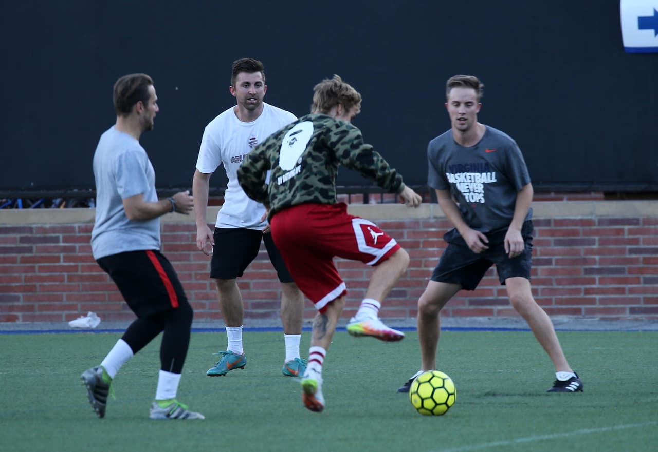 Poco importó que el cantante se luciera en la cancha. El tema entre algunos cibernautas era qué le pasaba a Justin Bieber.