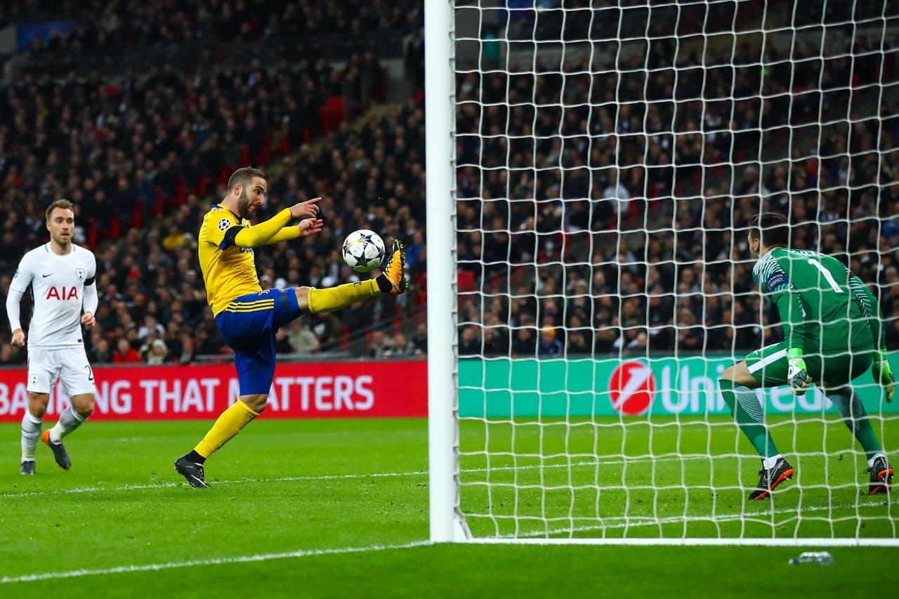 En tres minutos, todo cambió y al minuto 19 del segundo tiempo, tras un centro por la derecha y un pase de Sami Khedira, el argentino Gonzalo Higuaín puso el empate 1-1.