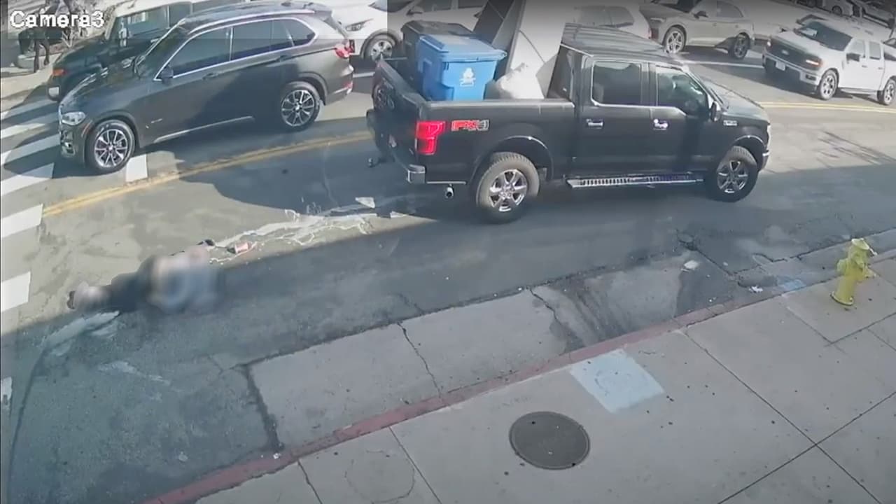 Así fue como el conductor de una camioneta arrolló a un hombre en Tarzana y se dio a la fuga