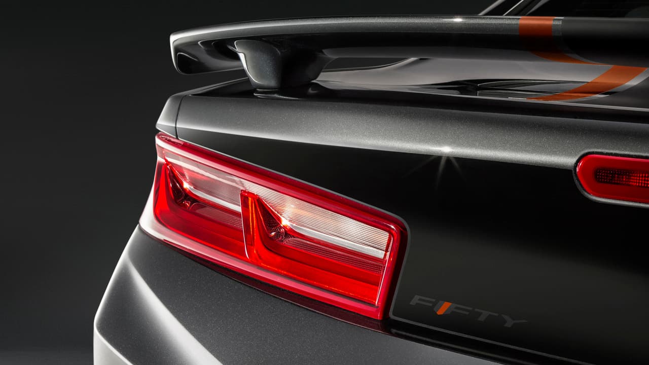 Hay más pizcas anaranjadas en las costuras de los asientos y otros logotipos que celebran el aniversario del Camaro, en los respaldos, en el volante y en el panel de instrumentos