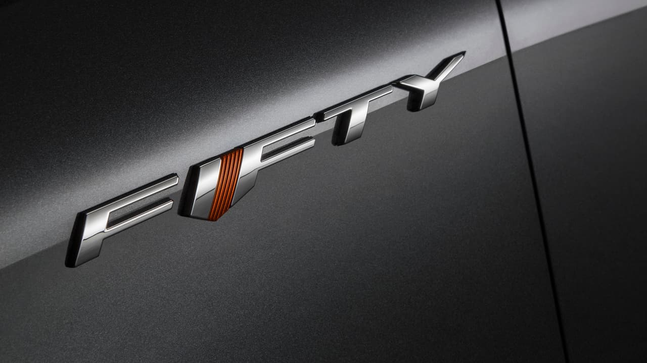 La palabra "Fifty", otra referencia al aniversario de Camaro, aparece en el portón del maletero y tras los pasos de rueda delanteros