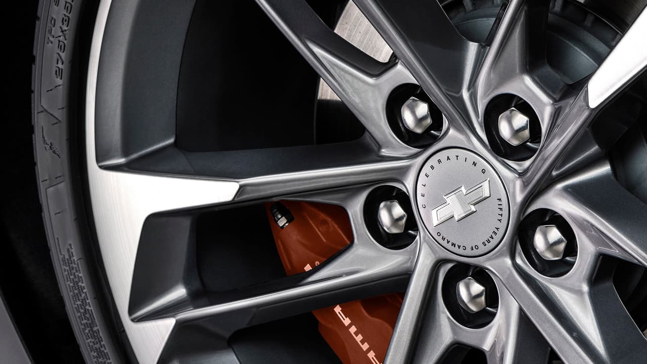 En color plateado y con las pinzas de freno en color naranja, las llantas incluyen una inscripción que da cuenta del aniversario del "pony car"