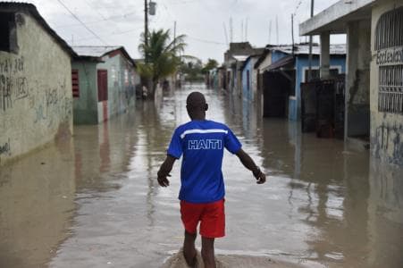 Un hombre camina en el agua en Cite Soleil, un barrio marginado de Puerto Principe despues del hurracan Matthew