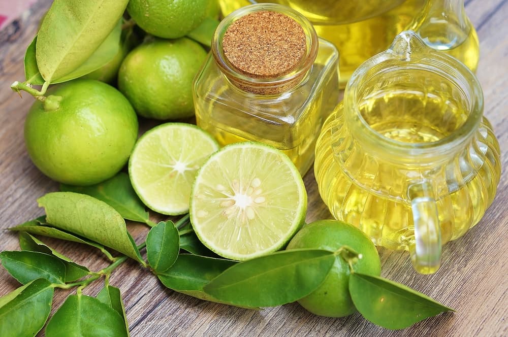 La esencia de limón representa lo limpio, cristalino, por lo que aleja envidias y negatividad. También se usa para tratar diversos problemas de la piel, como en tratamientos contra hongos y ayudar a la cicatrización.