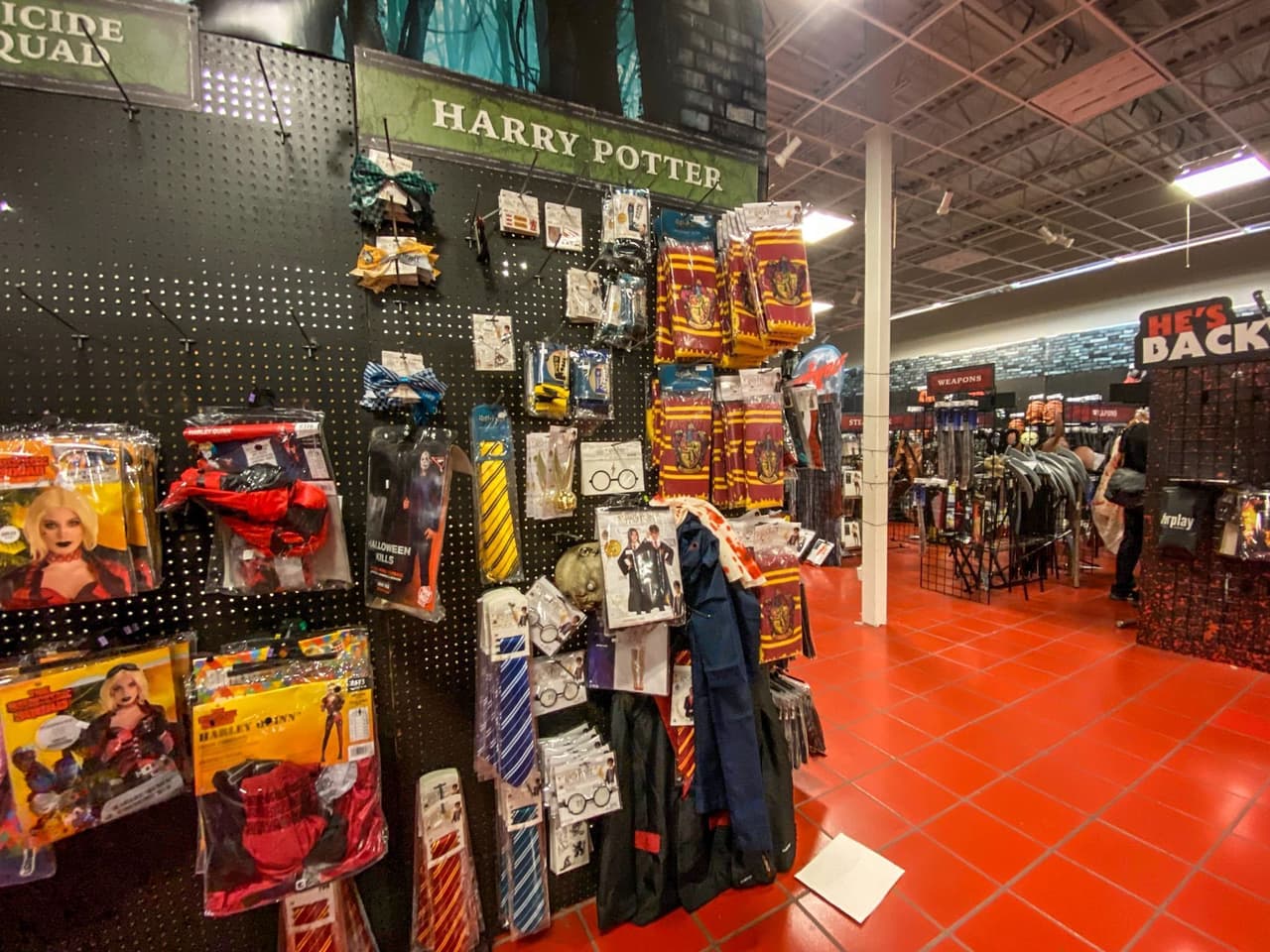 Además de los adultos, también los niños se han quedado sin variedad a la hora de escoger sus disfraces, debido a la escasez en las tiendas que visitaron. “Mi hija mayor quería disfrazarse con un motivo del día de los muertos, pero al no tener opción decidió ser un dragón místico”, dijo Leydi Grijalda.
<br>