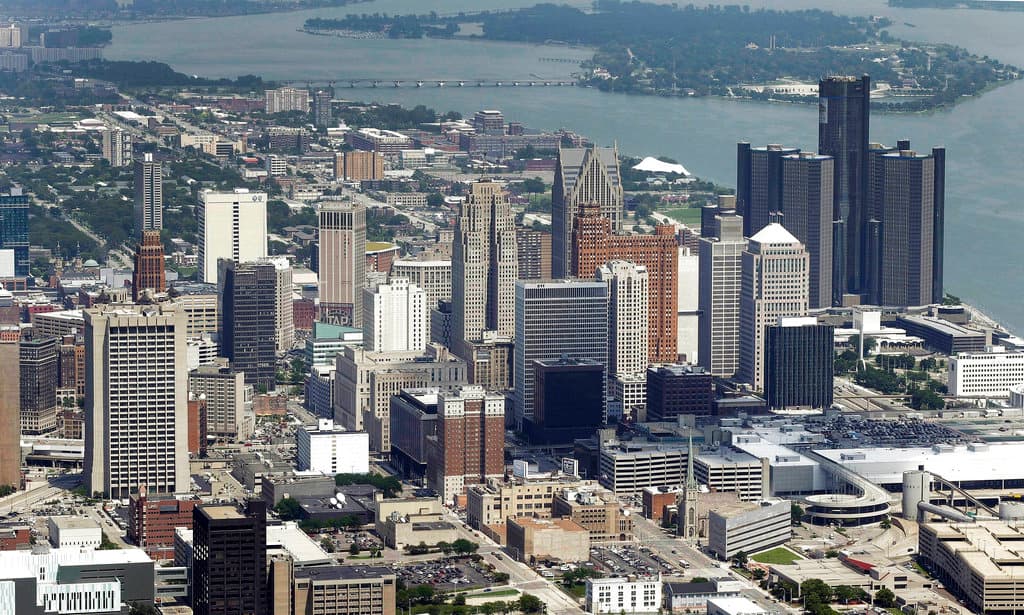 <b>Detroit, Michigan</b>, está situada a orillas del río del mismo nombre y se enfrenta a un hundimiento generalizado en su área urbana. El GIA es un factor natural dominante regional, con tasas que oscilan entre 1 y 3 mm por año, que se suma a las actividades humanas como la carga de infraestructura y la explotación de agua.