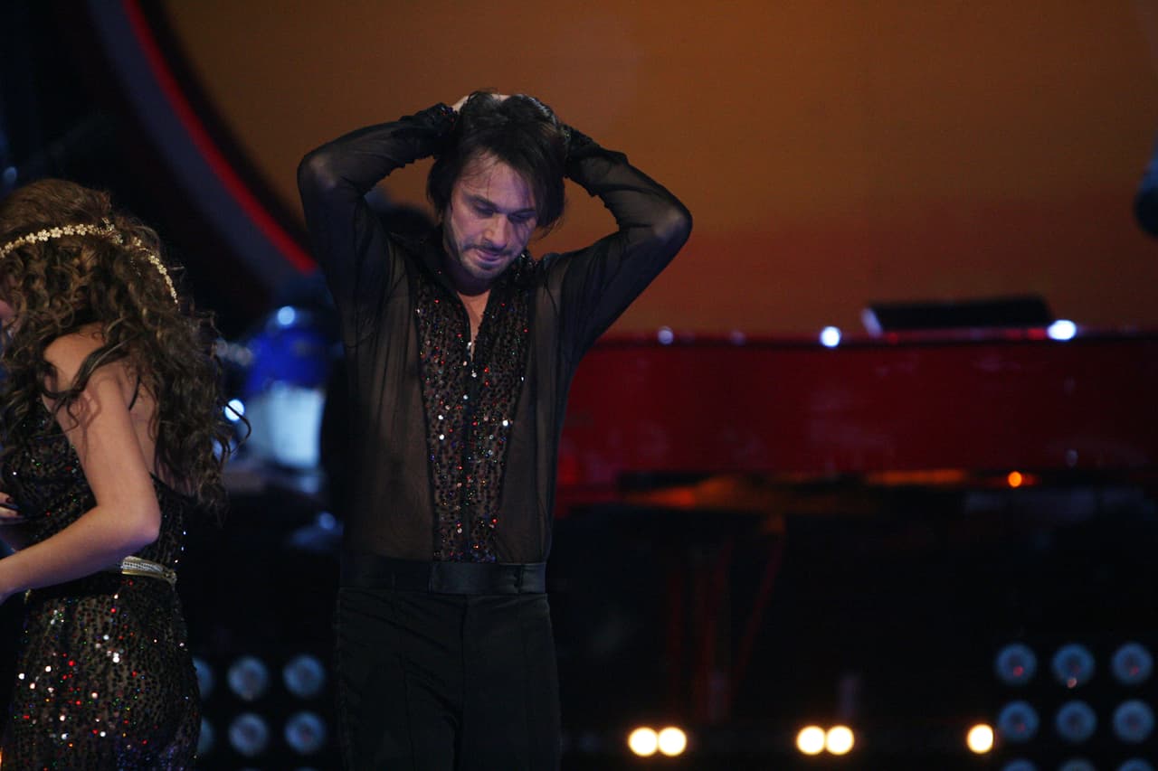 Como olvidar el momento en que Cristian Zuárez sacudió tanto a su bailarina en Mira Quién Baila que le sacó el relleno del sostén y terminaron en el piso. "Se estaba viendo ridículo", recordó el ex de Laura Bozzo quien decidió parar el baile por respeto a su compañera de pista.