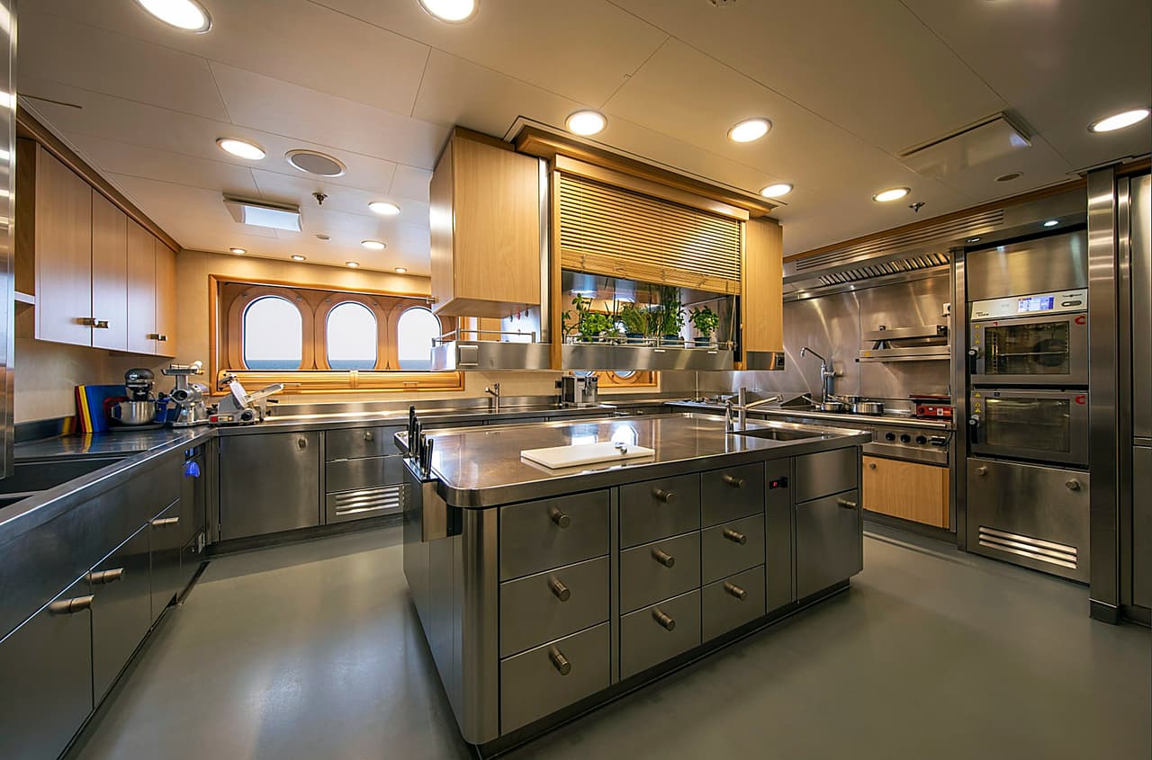 Puede
<b> recibir a 17 huéspedes</b> y tiene capacidad para una tripulación de 27 personas.
<br>