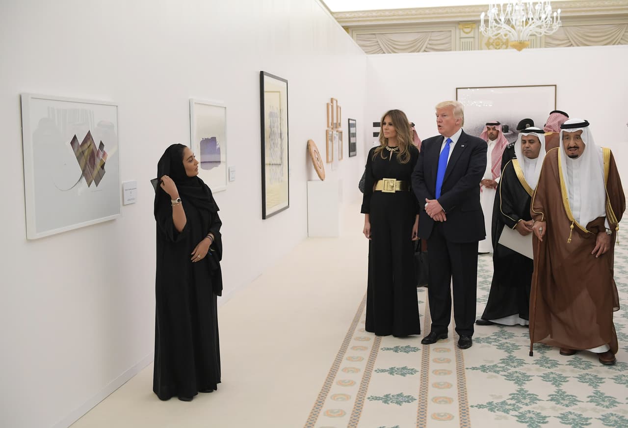 Aunque Melania optó por no cubrir su cabeza con un velo, algunos vieron en su elección del mono completo negro y hasta los pies un guiño a las abayas, los vestidos largos con los que cubren su cuerpo las mujeres sauditas.